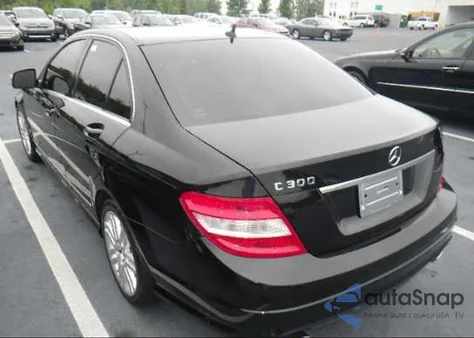 2009 Mercedes-Benz C300 z USA, uszkodzony, nr VIN WDDGF54X99R062058